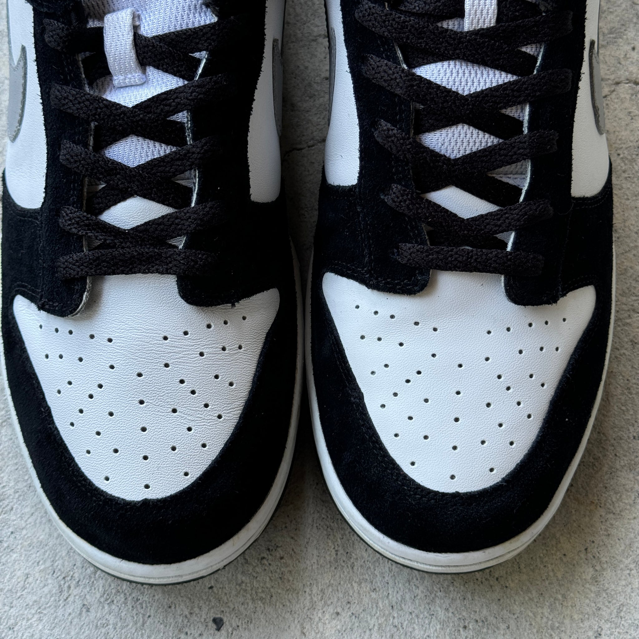 13 US - NIKE DUNK LOW BLACK/SILVER 6.0 2006
