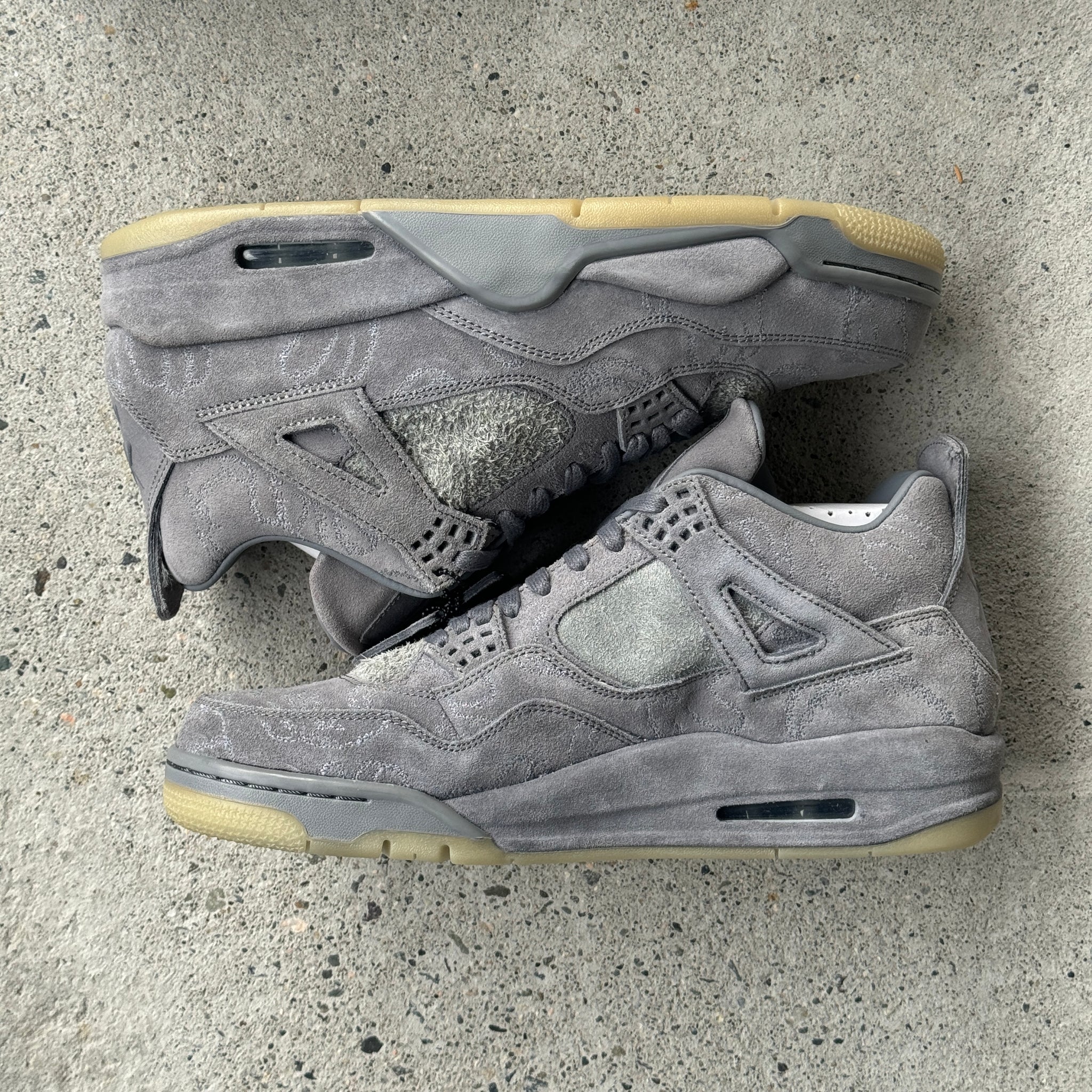 10.5 US - DS JORDAN 4 KAWS GREY W BOX 2017