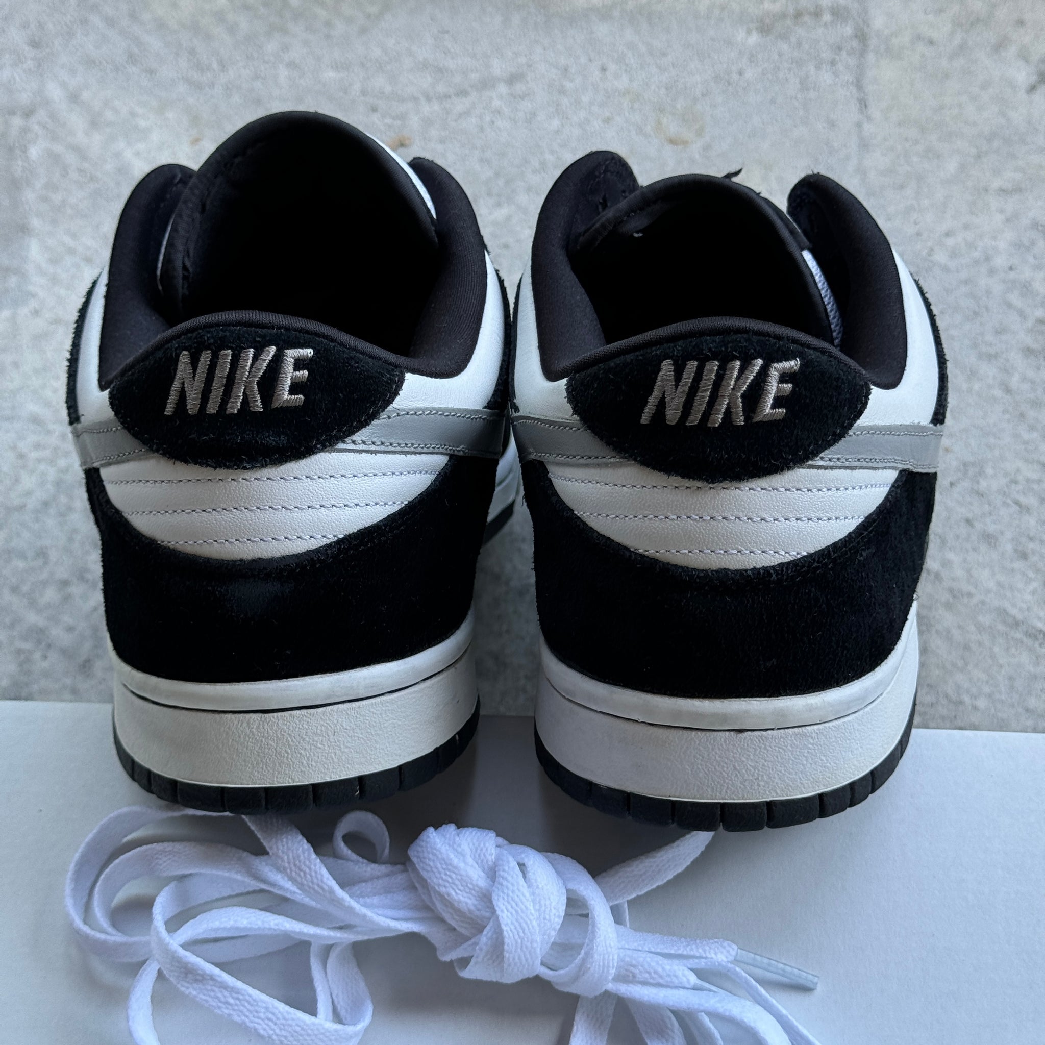 13 US - NIKE DUNK LOW BLACK/SILVER 6.0 2006