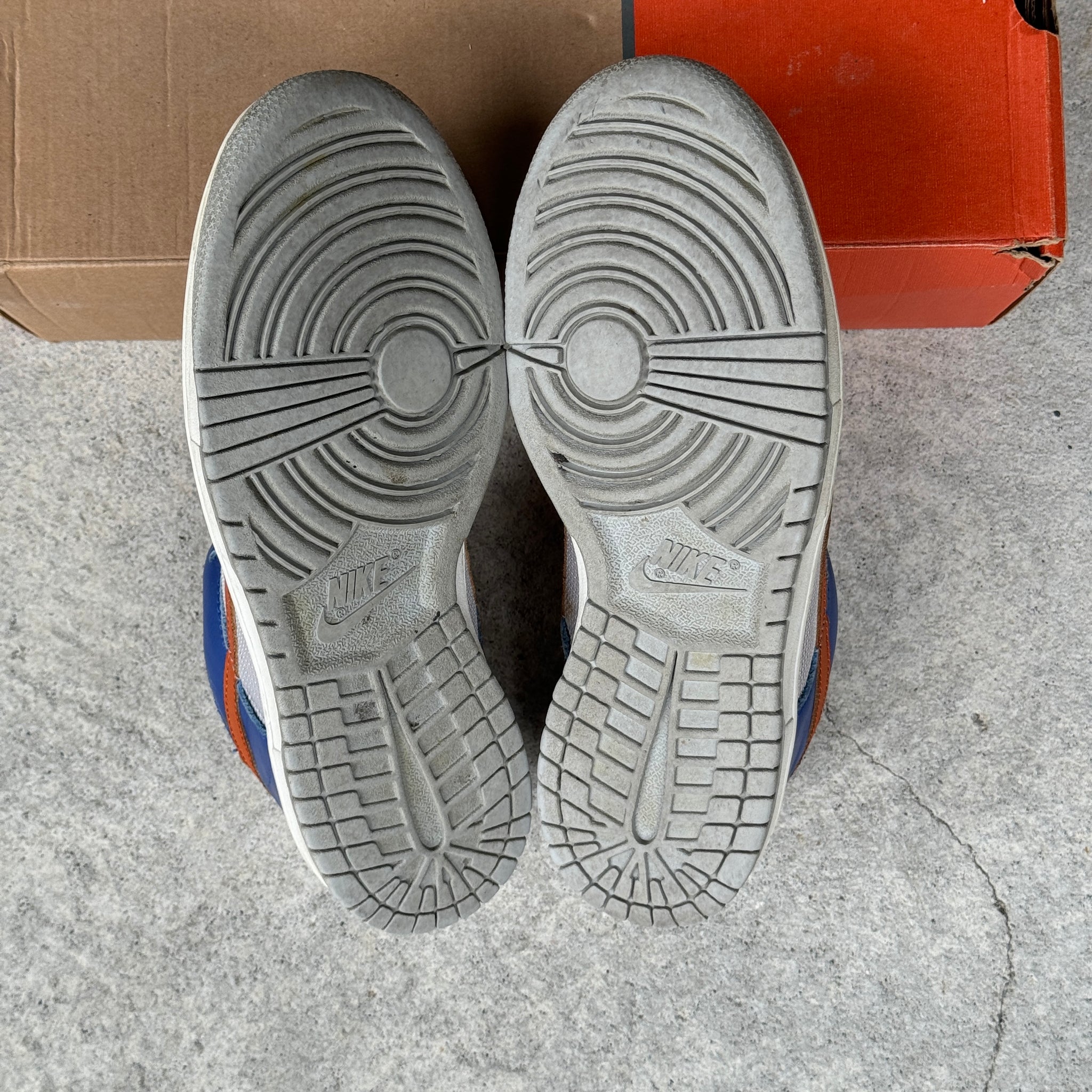 8.5 US - NIKE DUNK LOW "KNICKS" W BOX 2003