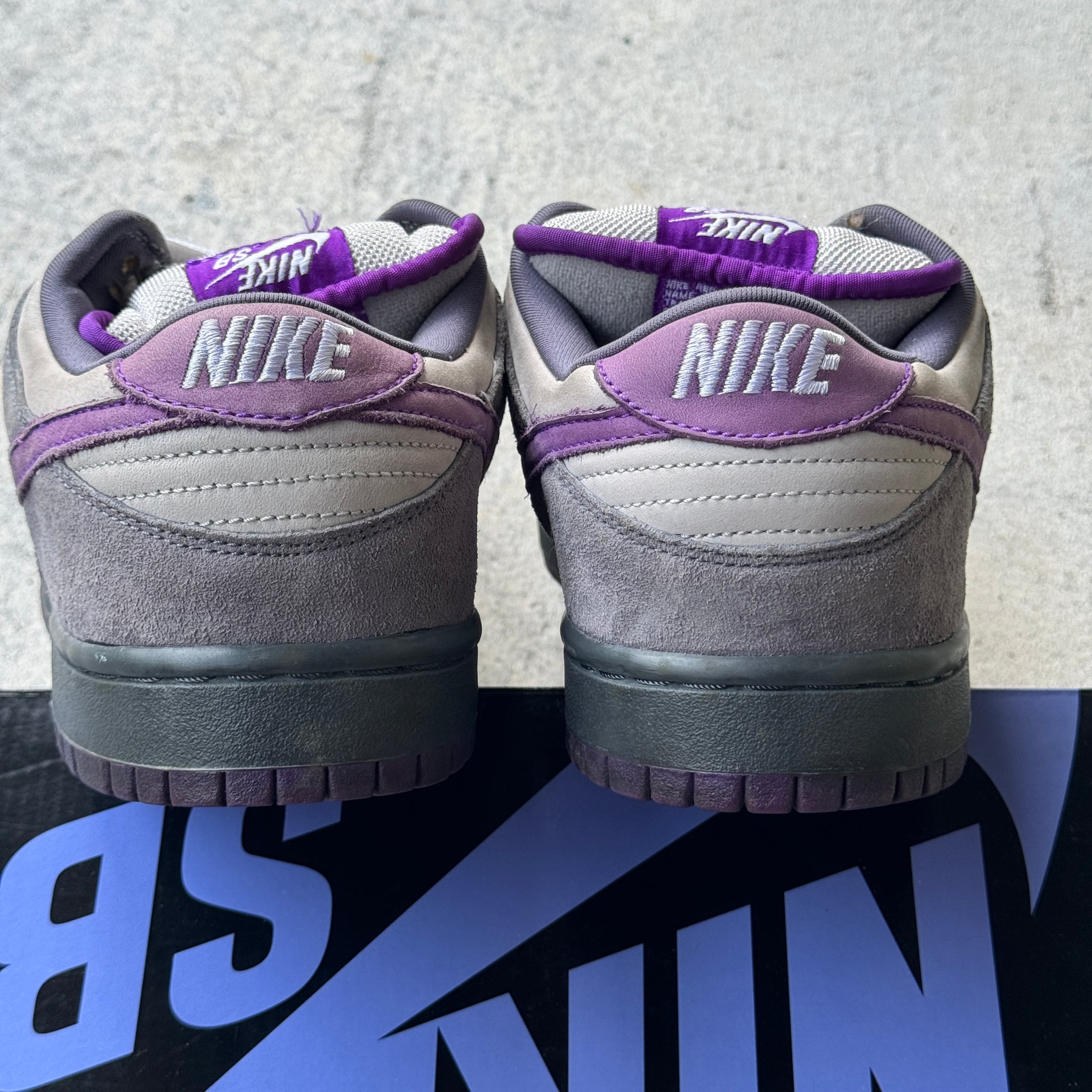 10.5 US - NIKE SB DUNK LOW PURPLE PIGEON W BOX 2006