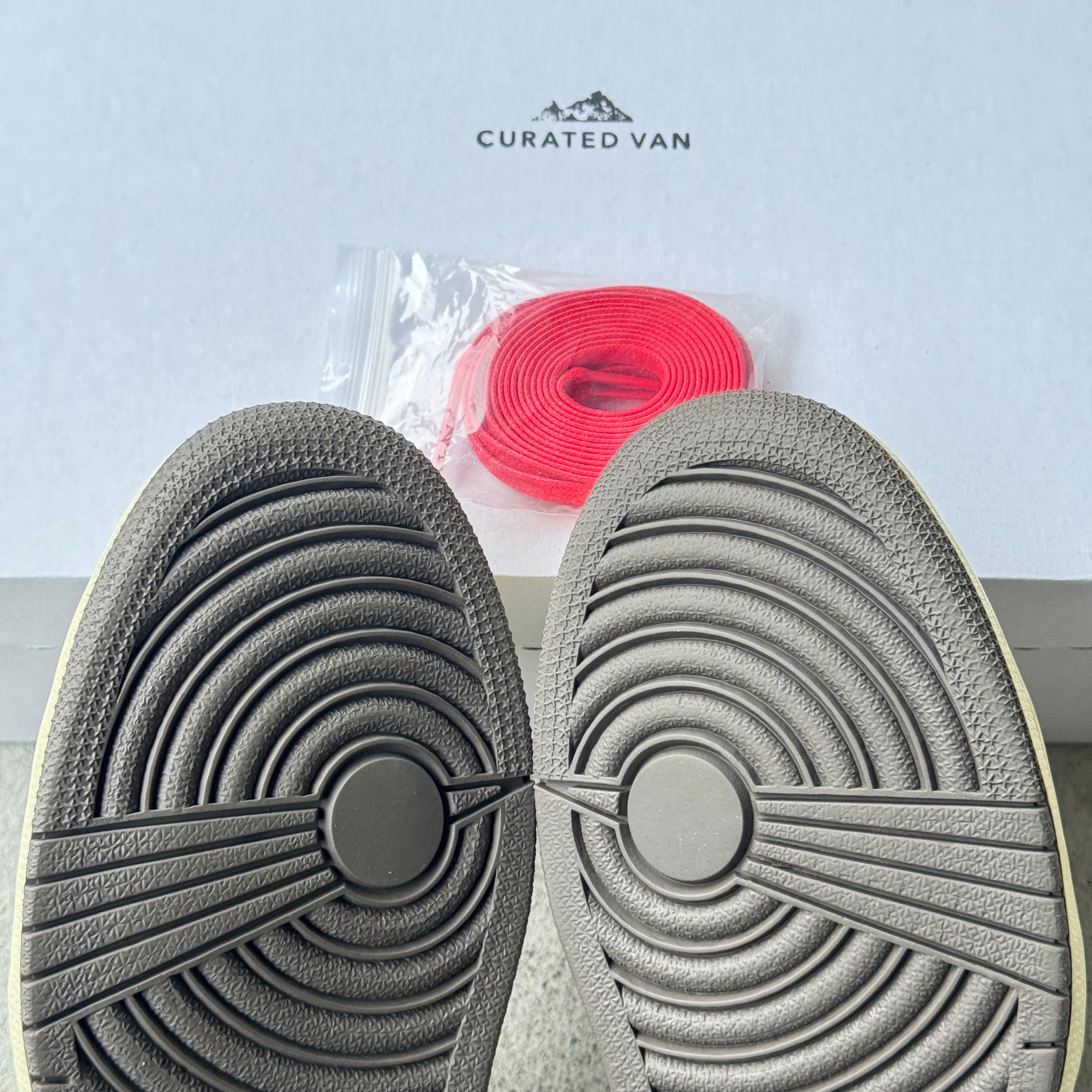 7.5 US - JORDAN 1 LOW TRAVIS SCOTT REVERSE MOCHA 2022