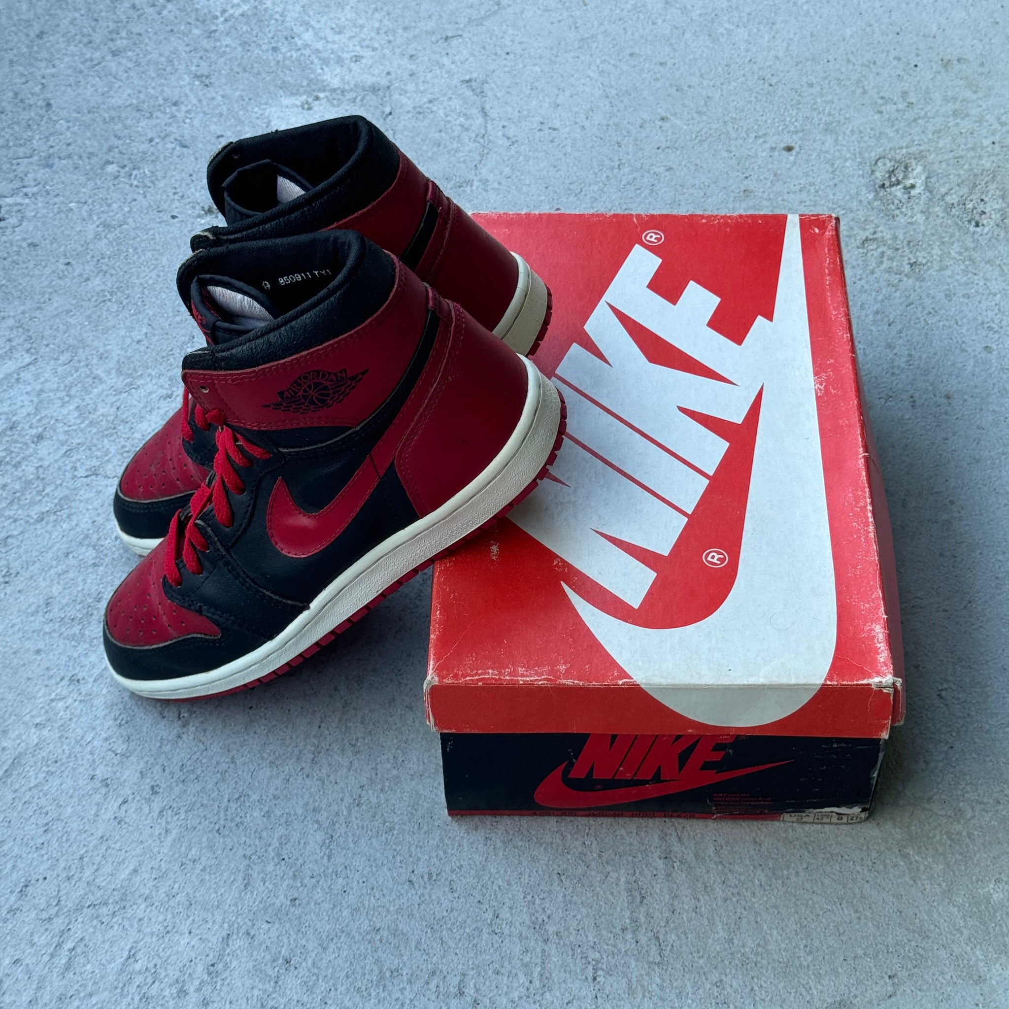 9 US - JORDAN 1 BLACK/RED W BOX 1985