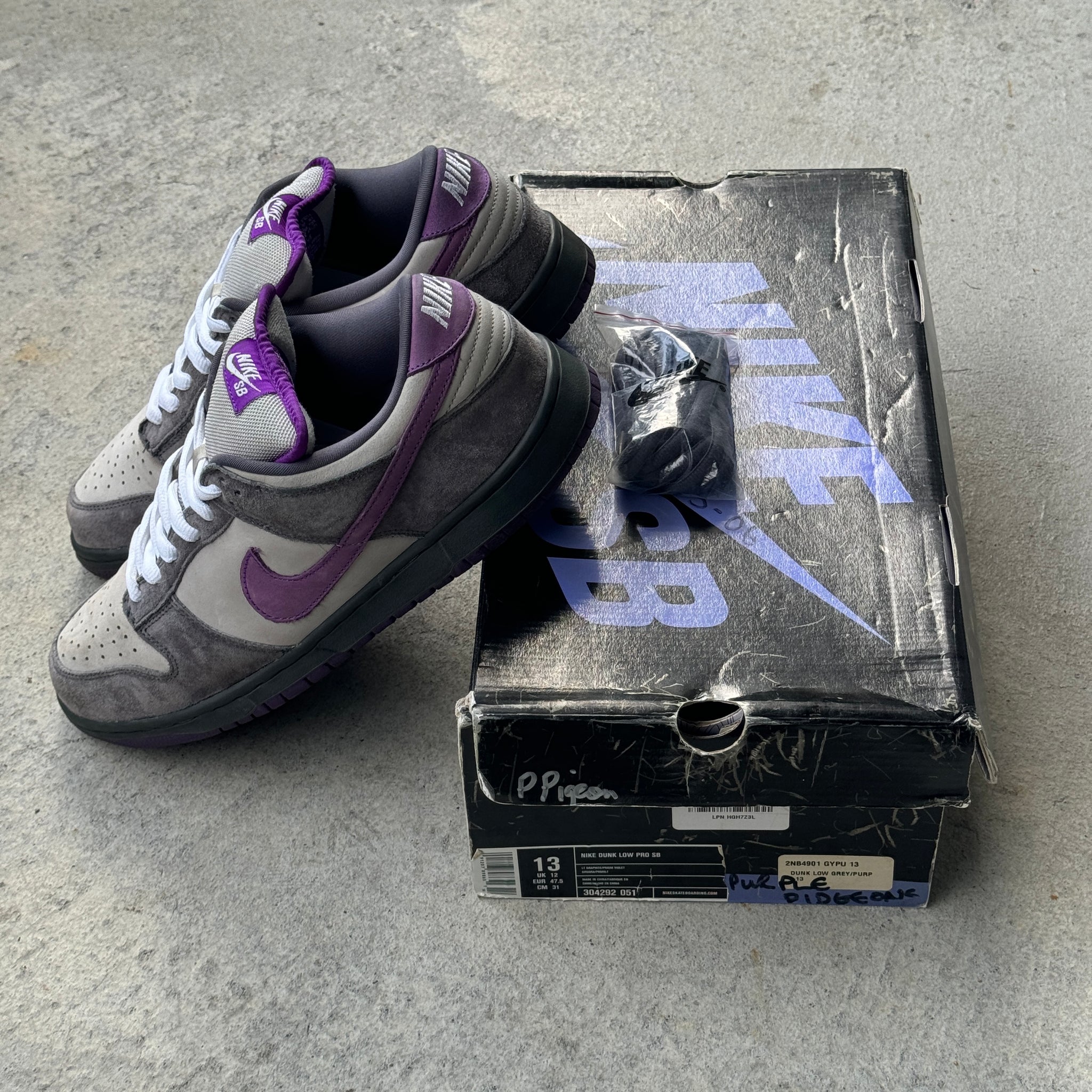 13 US - NIKE SB DUNK LOW PURPLE PIGEON W BOX 2006