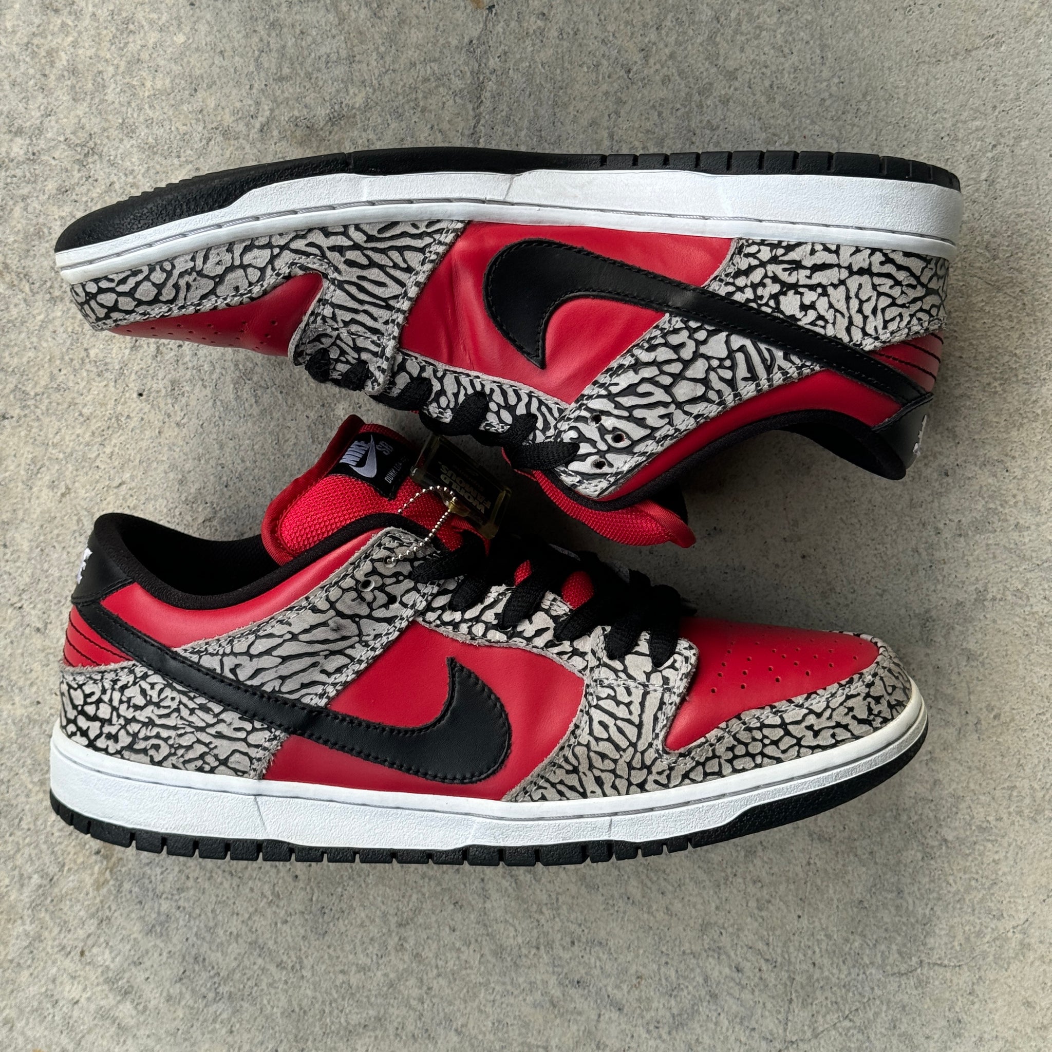 9.5 US - NIKE SB DUNK LOW SUPREME RED CEMENT W BOX 2012