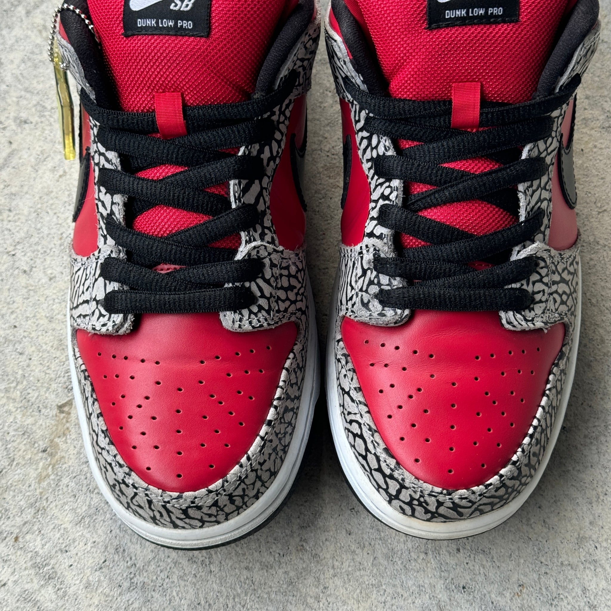 9.5 US - NIKE SB DUNK LOW SUPREME RED CEMENT W BOX 2012