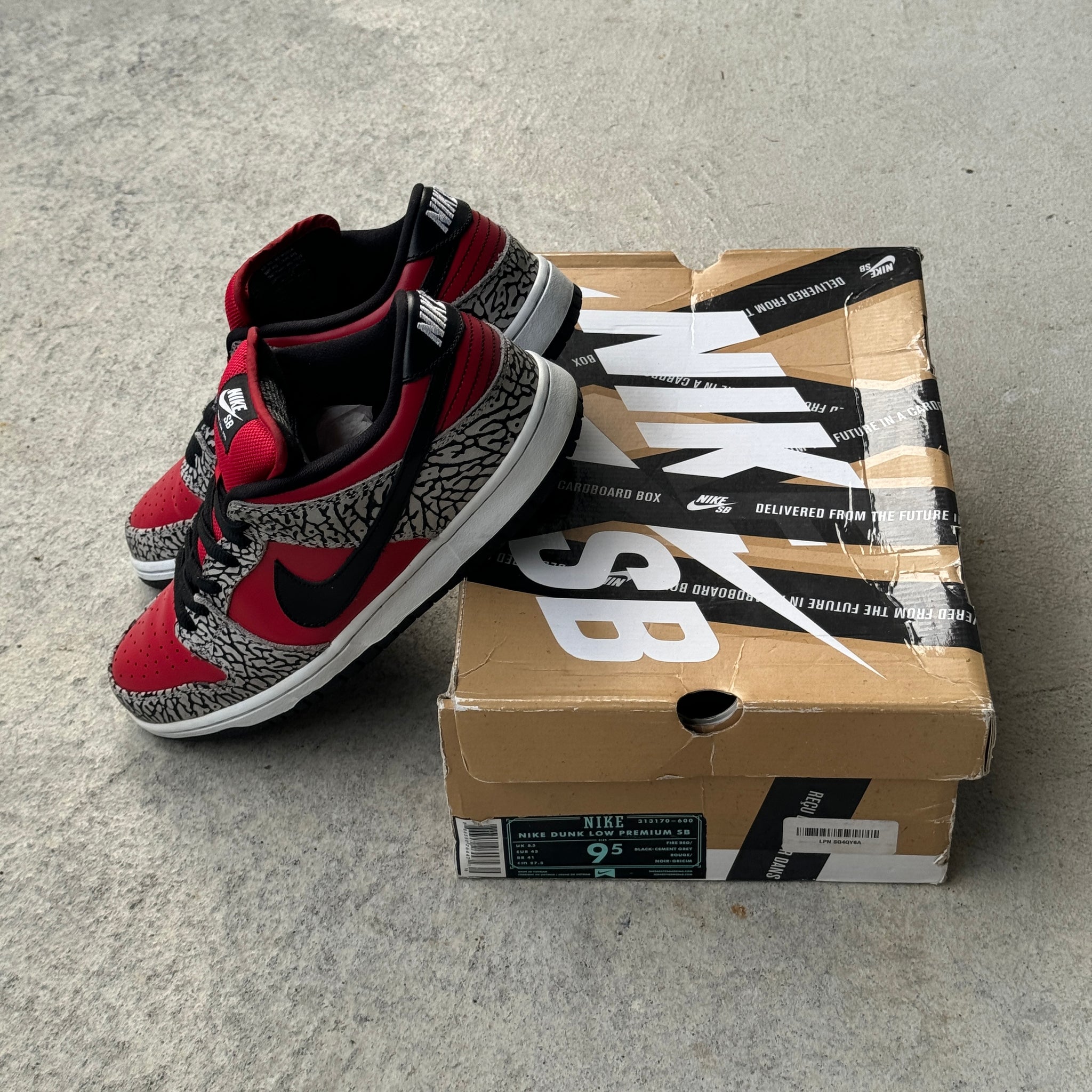 9.5 US - NIKE SB DUNK LOW SUPREME RED CEMENT W BOX 2012