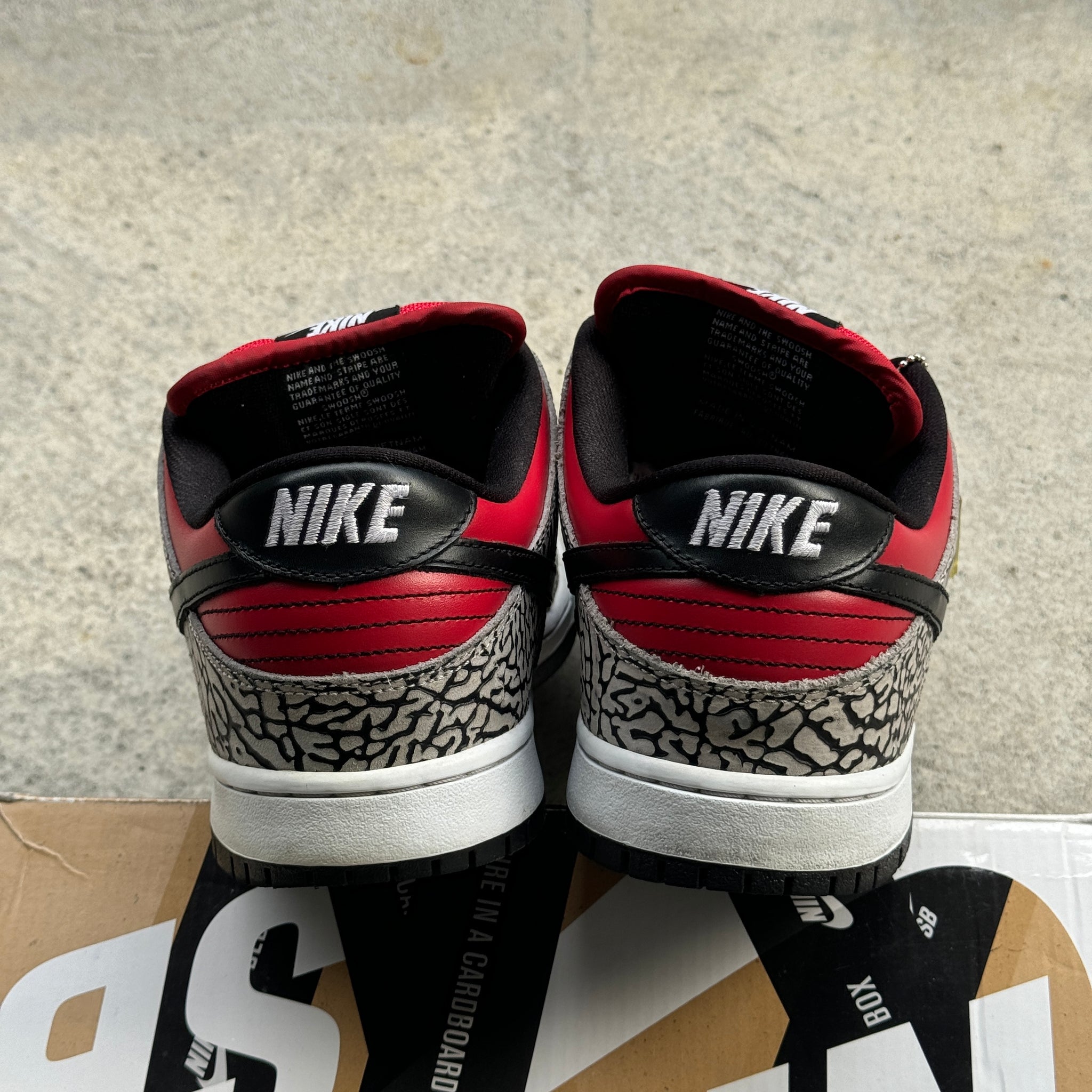 9.5 US - NIKE SB DUNK LOW SUPREME RED CEMENT W BOX 2012