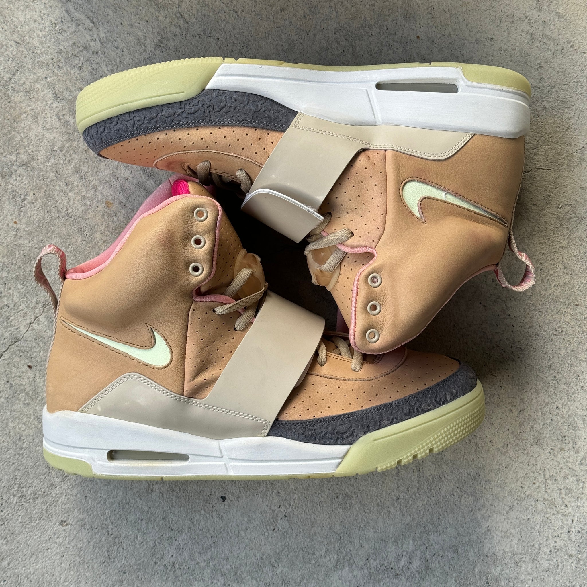 12 US - DS NIKE AIR YEEZY 1 NET TAN W BOX 2009