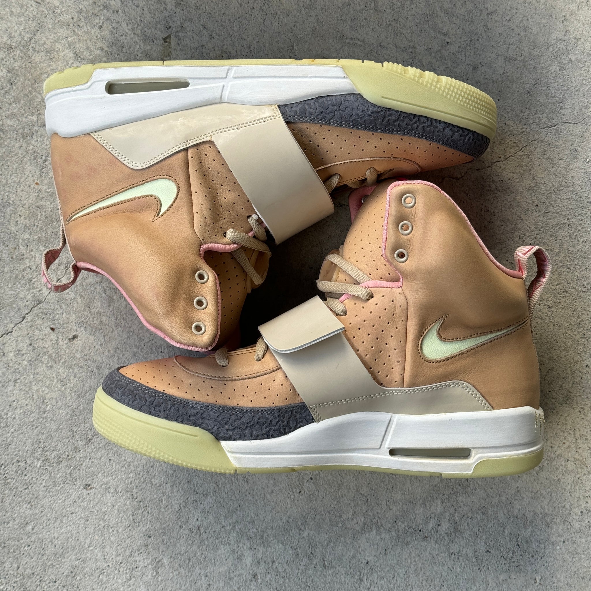 12 US - DS NIKE AIR YEEZY 1 NET TAN W BOX 2009