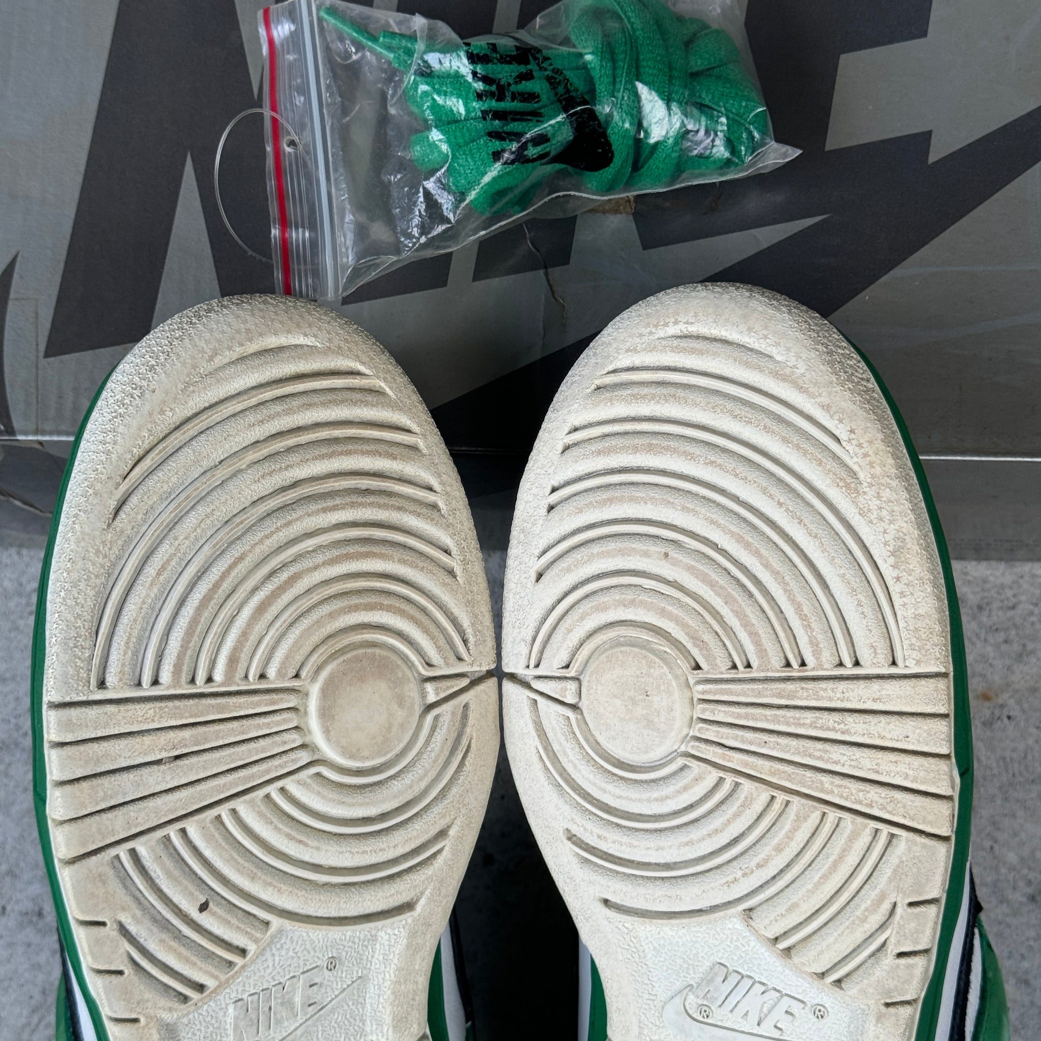 8.5 US - NIKE SB DUNK LOW HEINEKEN  W BOX 2003