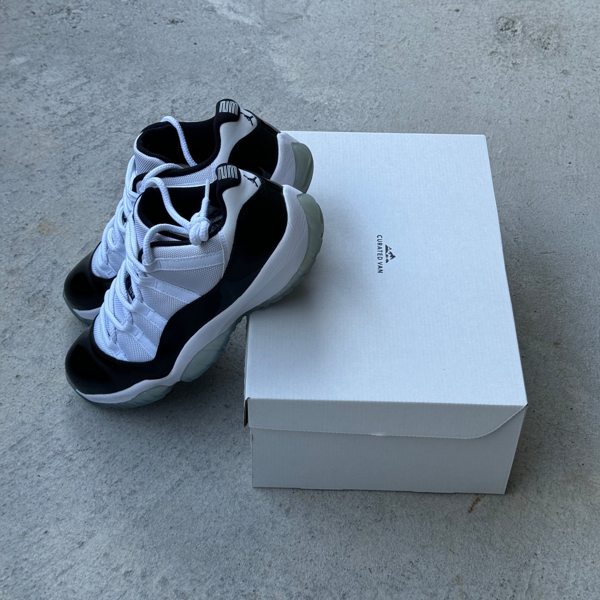 9.5 US - JORDAN 11 LOW CONCORD 2014