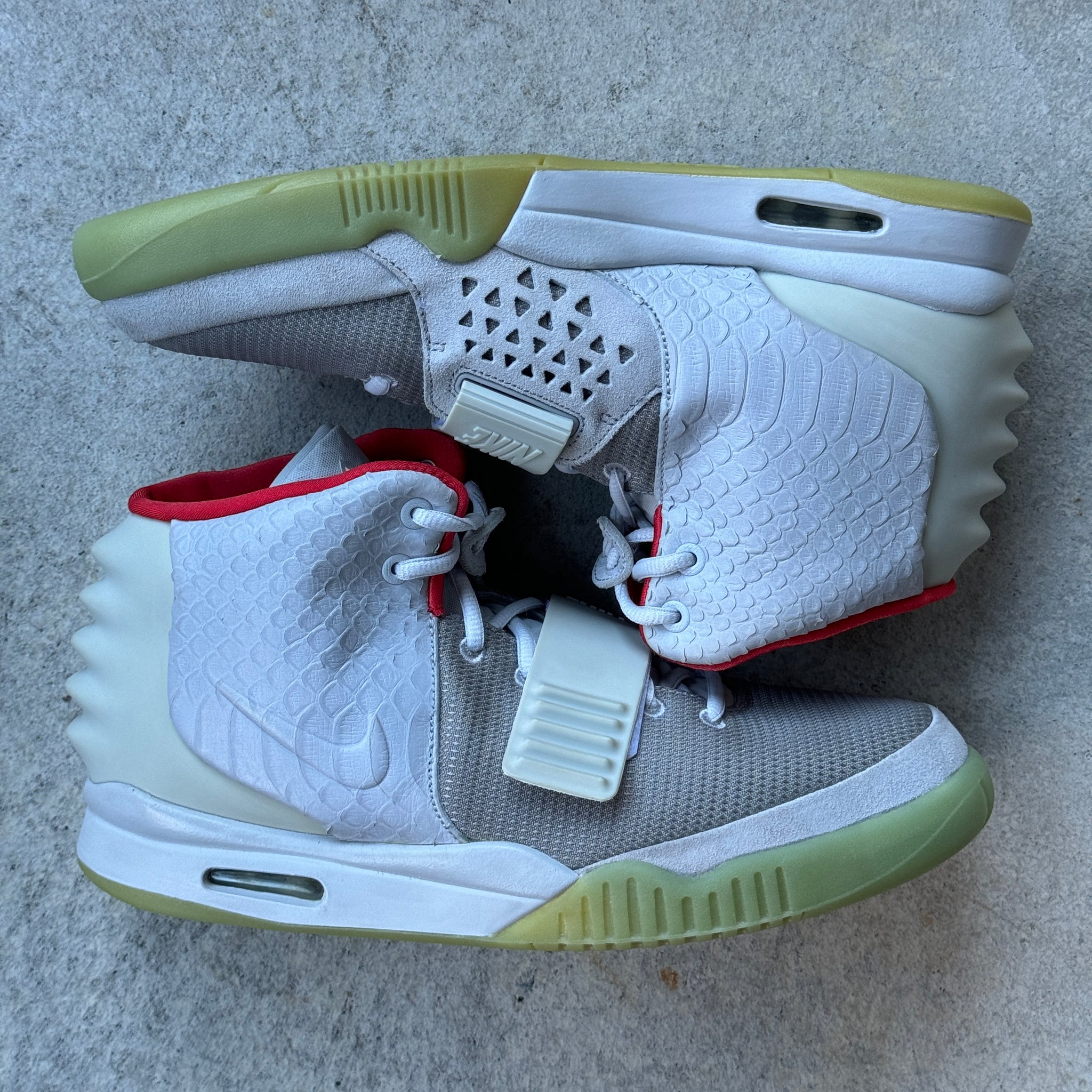 12 US - DS NIKE AIR YEEZY 2 PURE PLATNIUM W BOX 2014