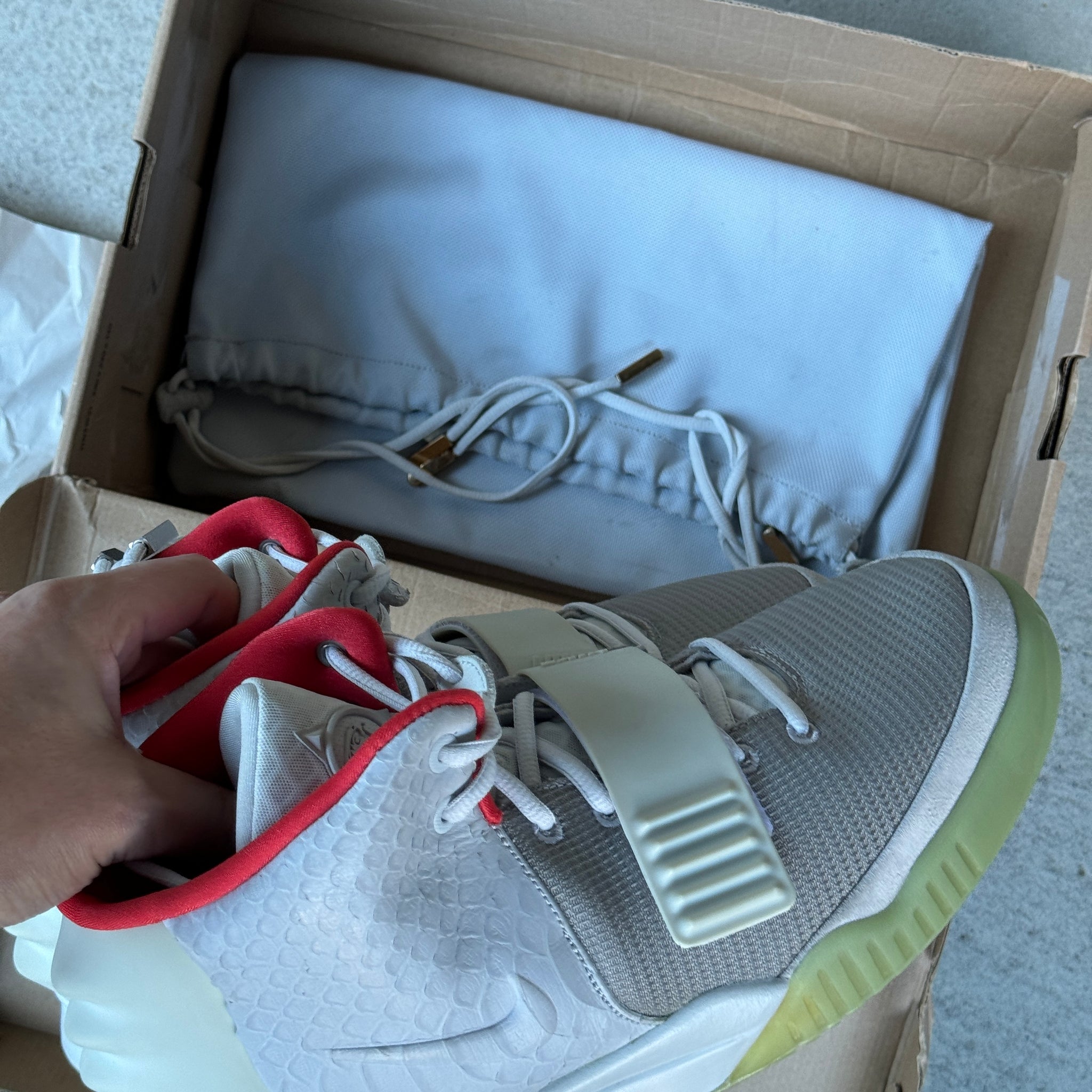 12 US - DS NIKE AIR YEEZY 2 PURE PLATNIUM W BOX 2014