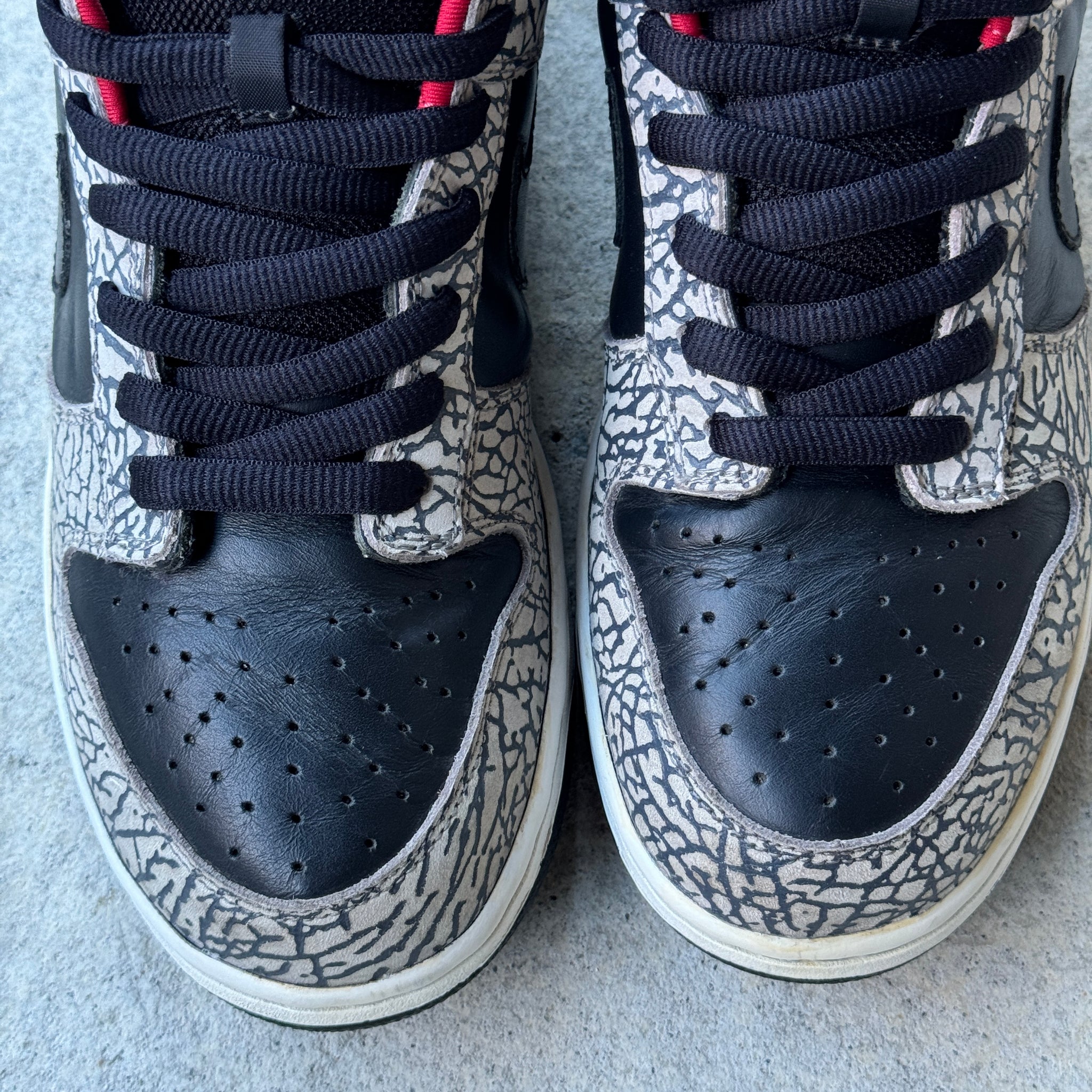 11 US - NIKE SB DUNK LOW BLACK CEMENT SUPREME 2002