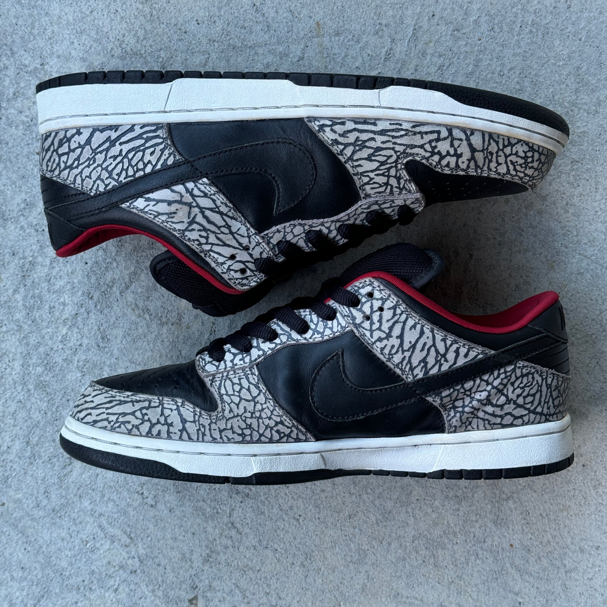 11 US - NIKE SB DUNK LOW BLACK CEMENT SUPREME 2002