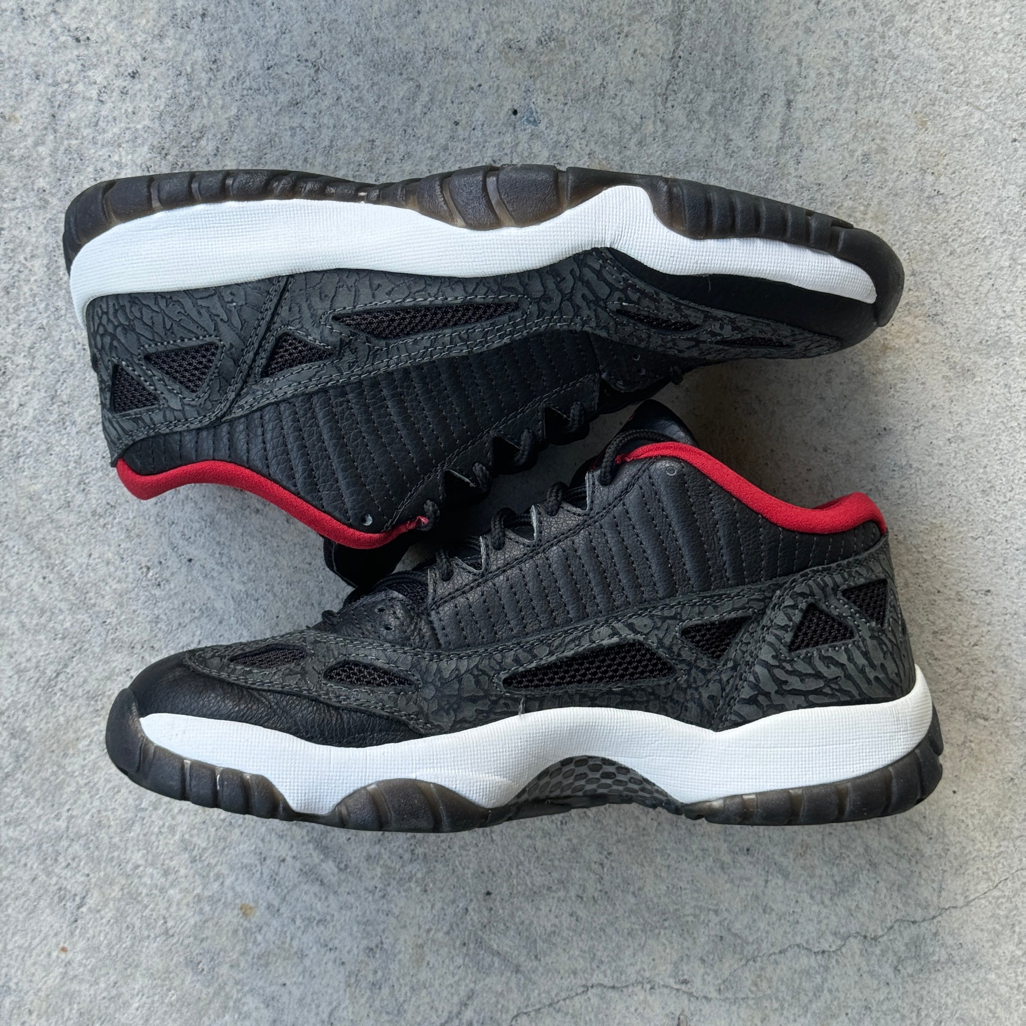 9.5 US - JORDAN 11 LOW BLACK RETRO IE 2003