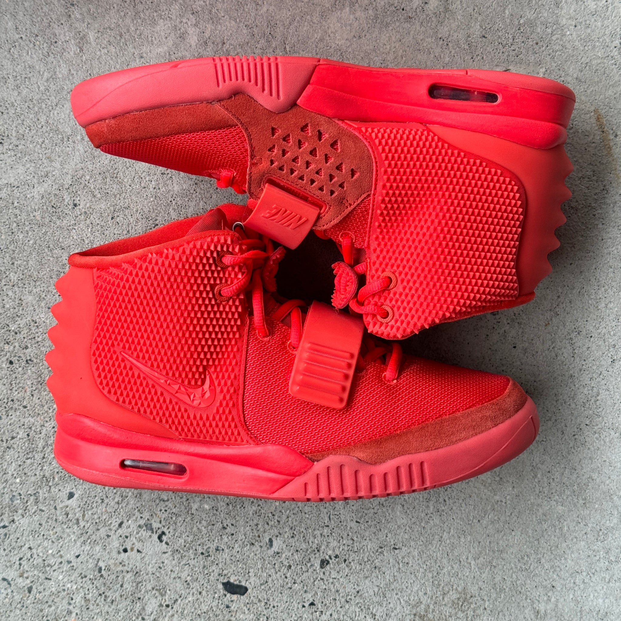 9 US - DS NIKE AIR YEEZY 2 RED OCTOBER W BOX 2014