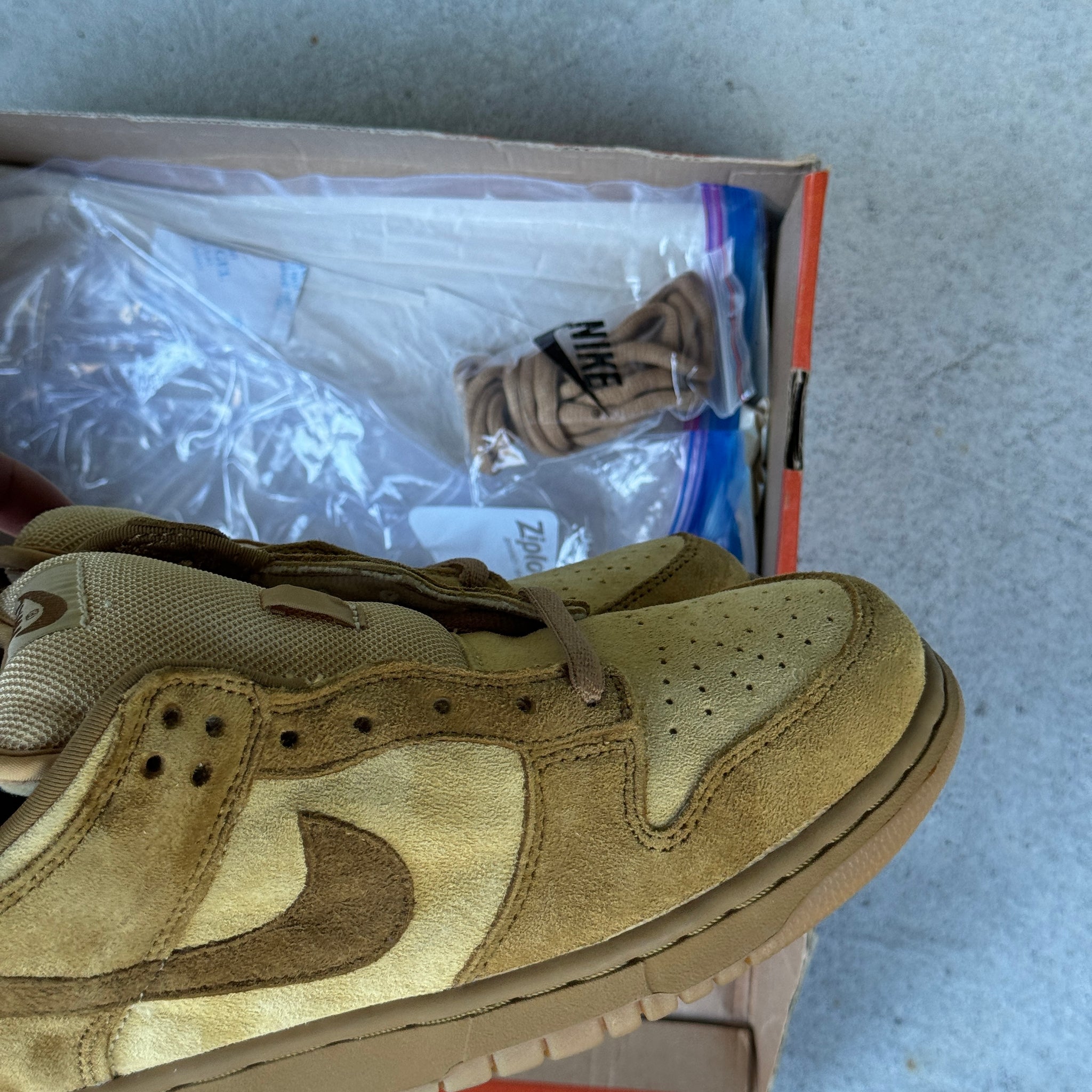 9.5 US - DS NIKE SB DUNK LOW WHEAT FORBES W BOX 2002