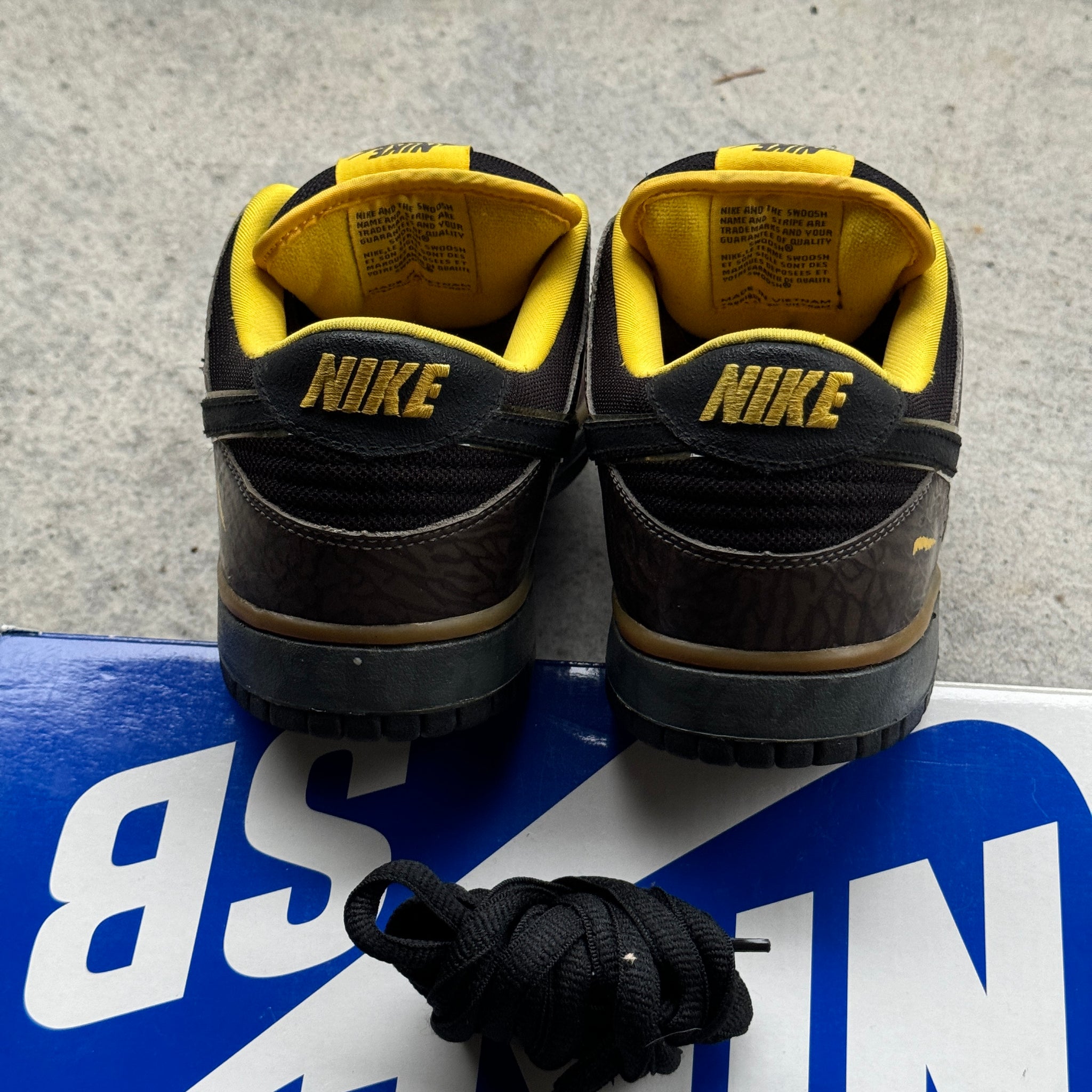 9.5 US - NIKE SB DUNK LOW YELLOW CURB W BOX 2010