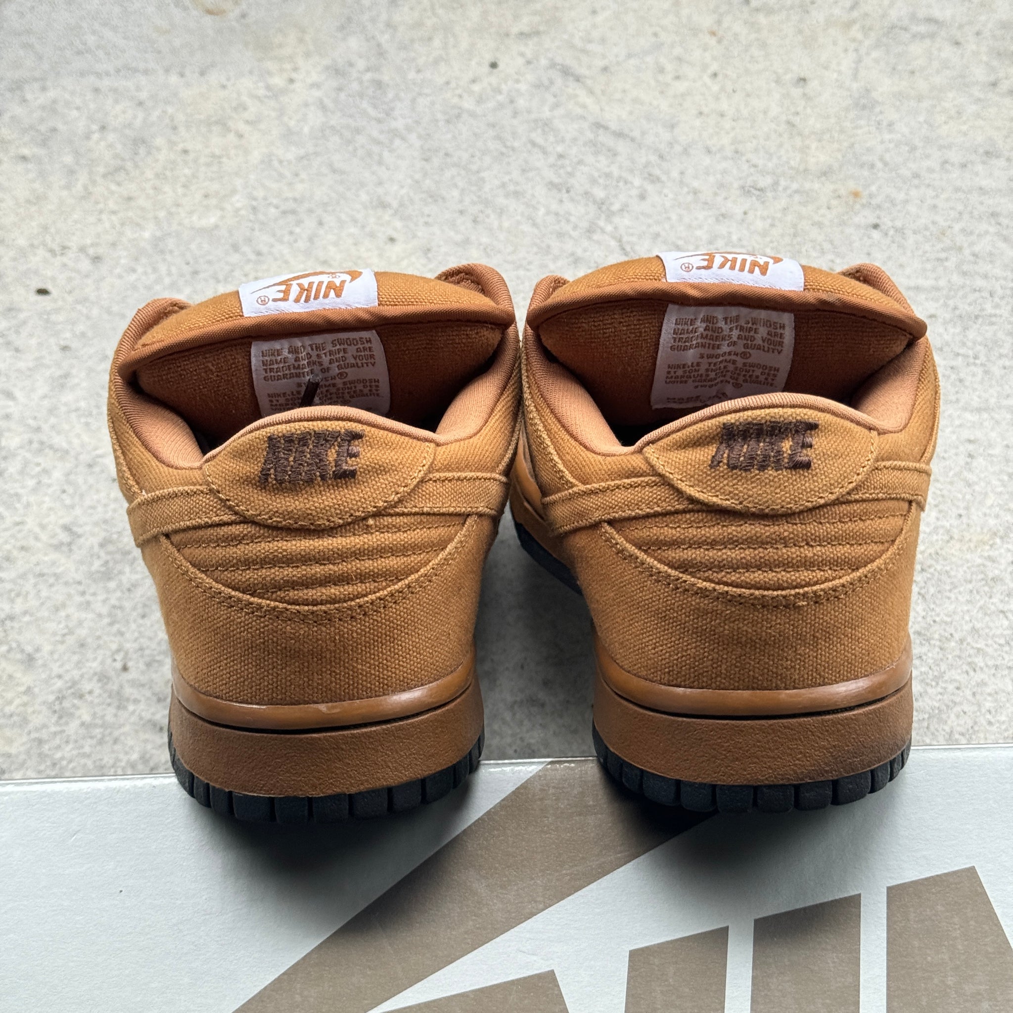 8 US - NIKE SB DUNK LOW CARHARTT SHALE W BOX 2004