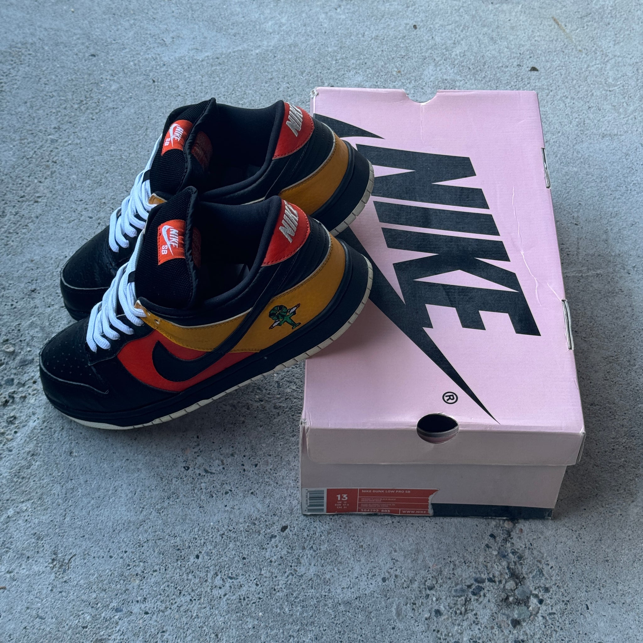 13 US - NIKE SB DUNK LOW BLACK RAYGUN W BOX 2005