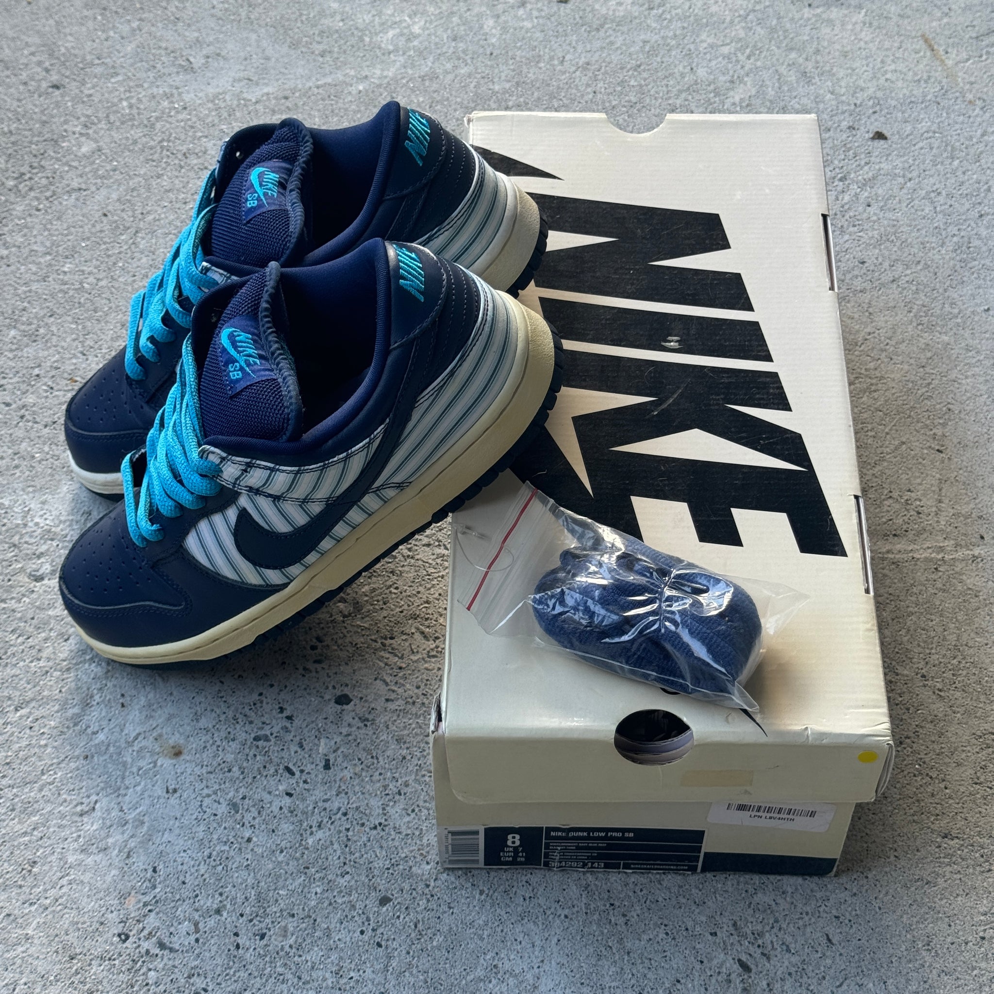 8 US - NIKE SB DUNK LOW BLUE AVENGER W BOX 2005