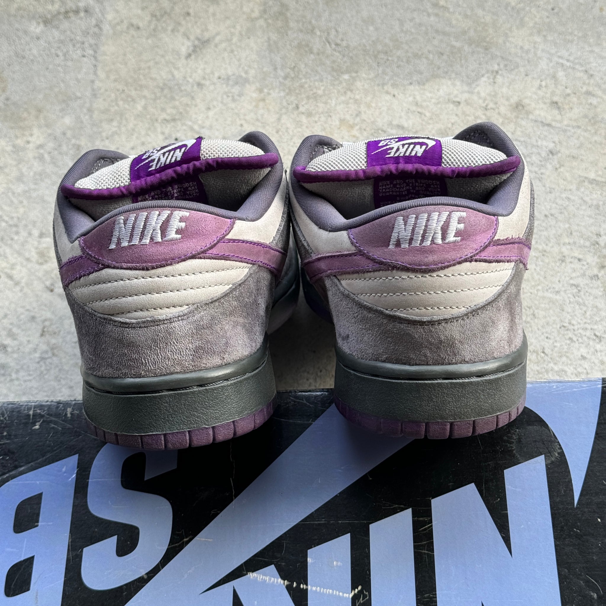 12 US - NIKE SB DUNK LOW PURPLE PIGEON W BOX 2006