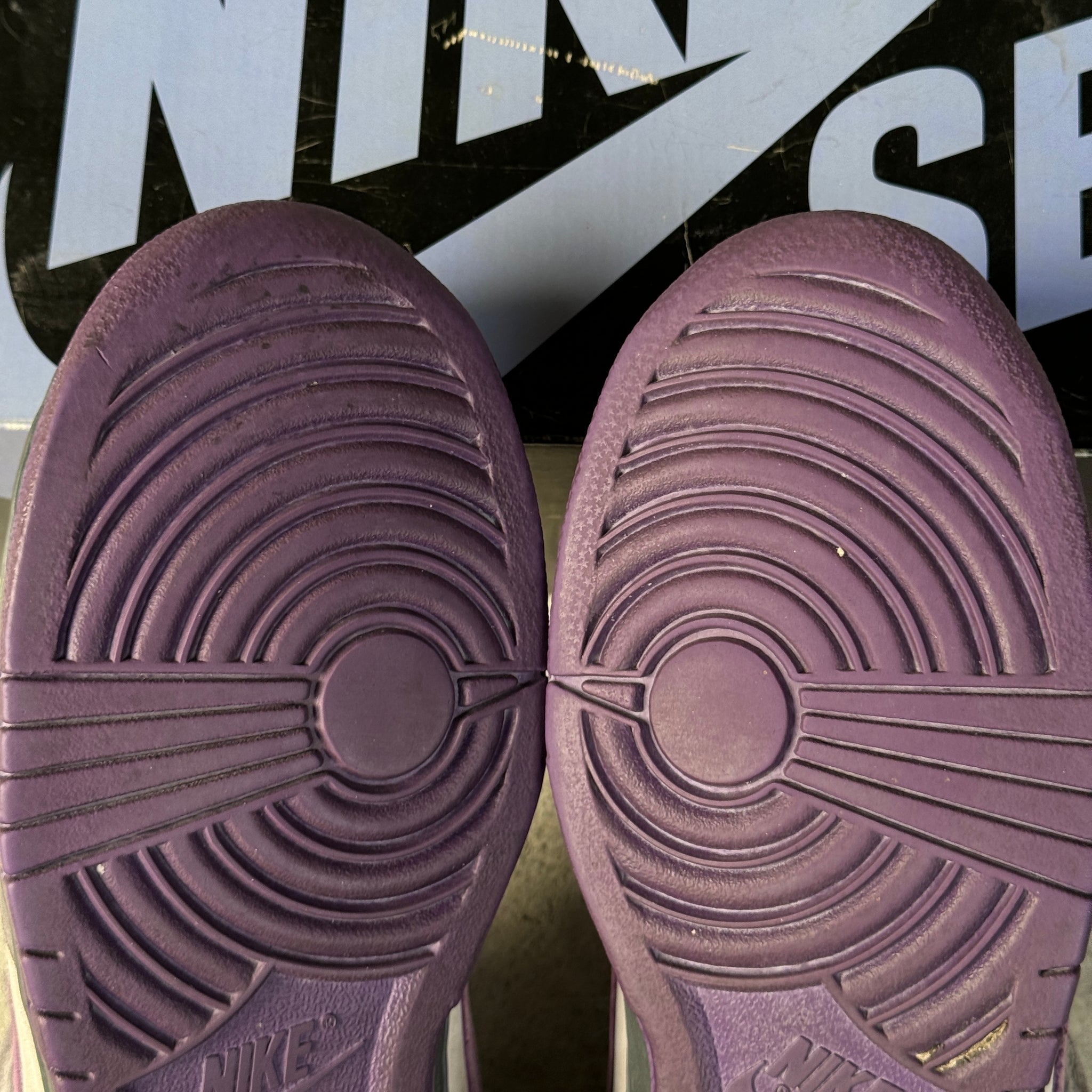 12 US - NIKE SB DUNK LOW PURPLE PIGEON W BOX 2006