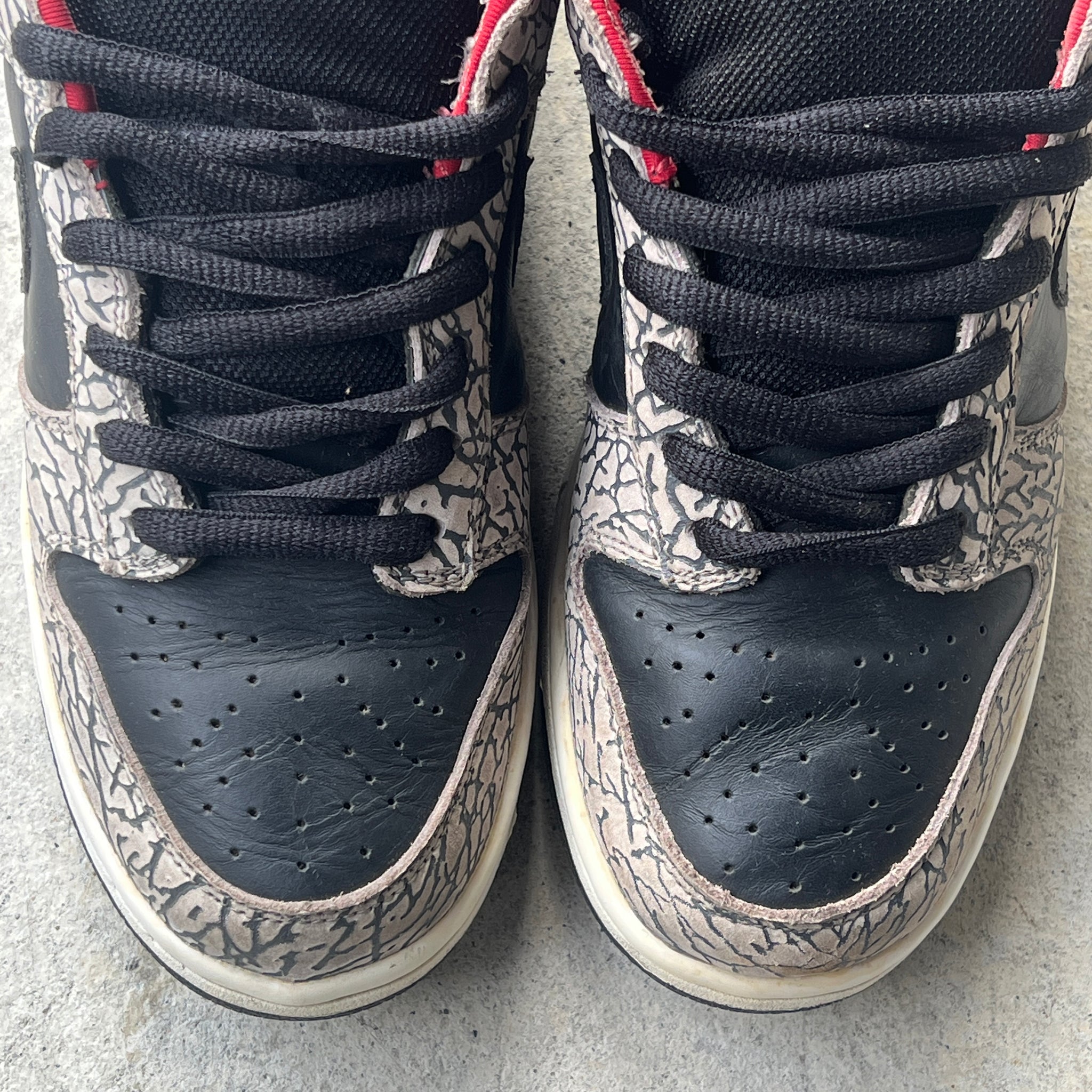 9.5 US - NIKE SB DUNK LOW SUPREME BLACK CEMENT 2002