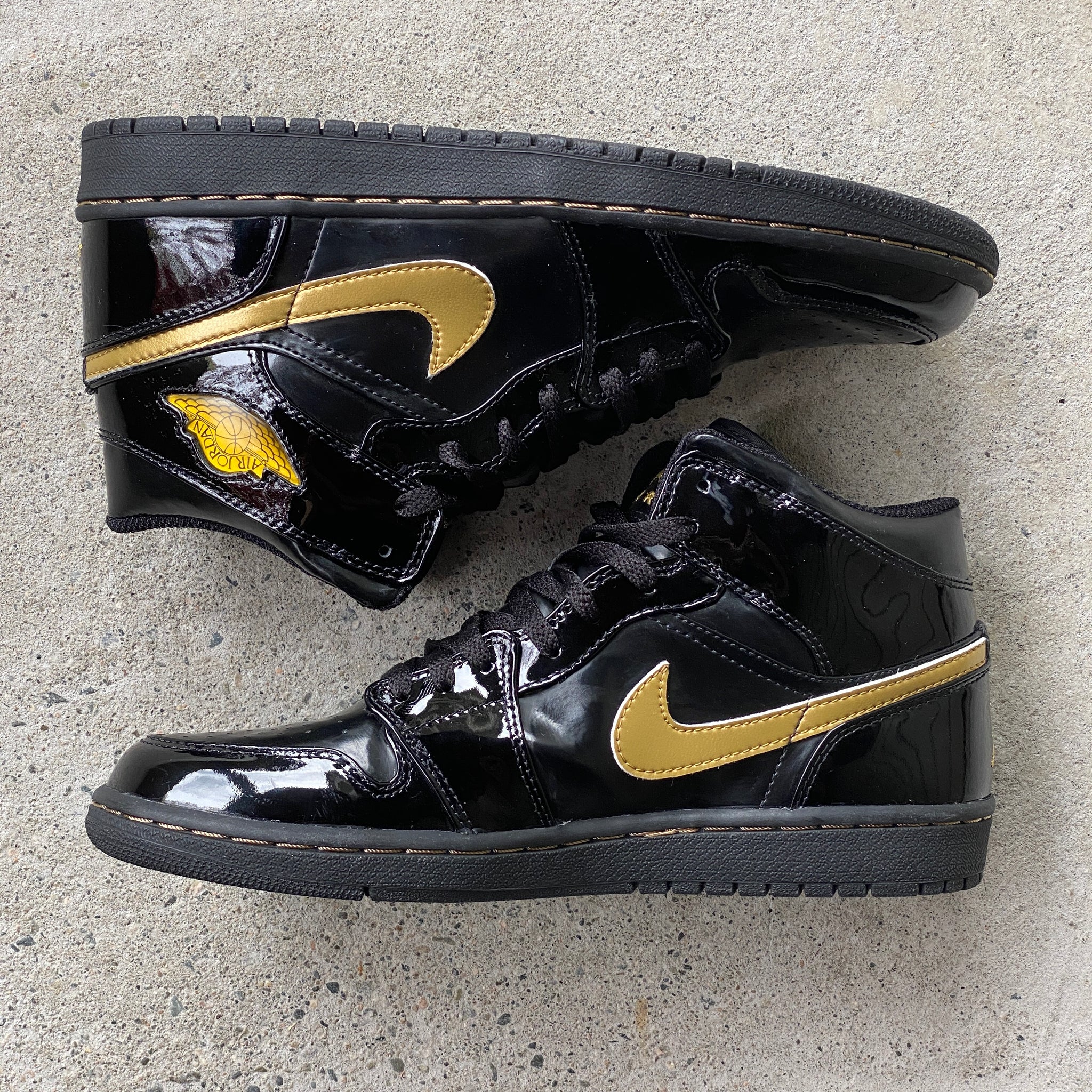 9 US - JORDAN 1 BLACK METALLIC GOLD W BOX 2003